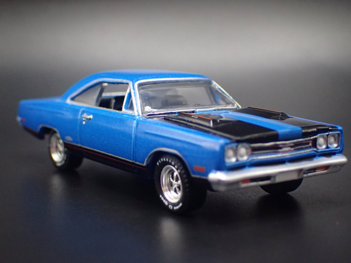 1969 69 PLYMOUTH GTX BLUE 1/64 SCALE COLLECTIBLE DIORAMA DIECAST MODEL CAR