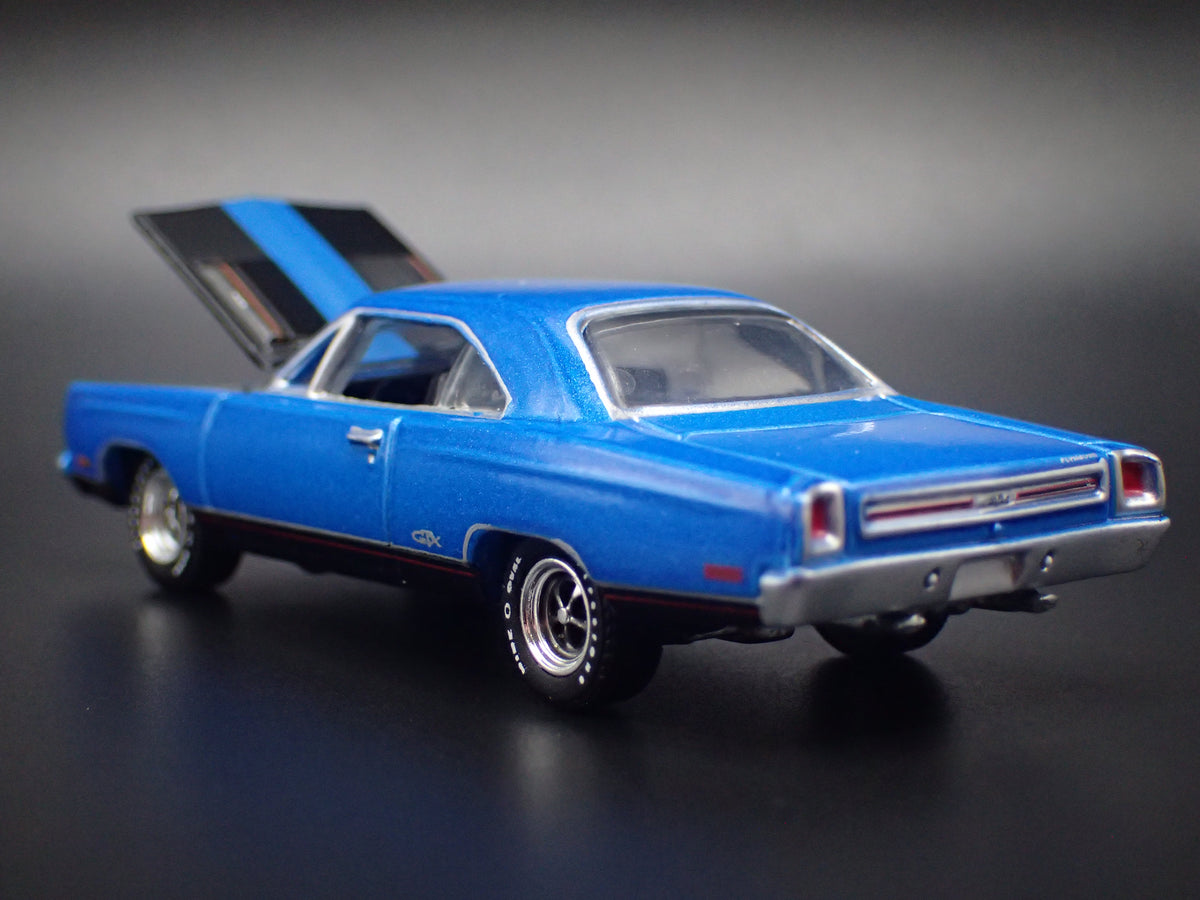 1969 69 PLYMOUTH GTX BLUE 1/64 SCALE COLLECTIBLE DIORAMA DIECAST MODEL CAR
