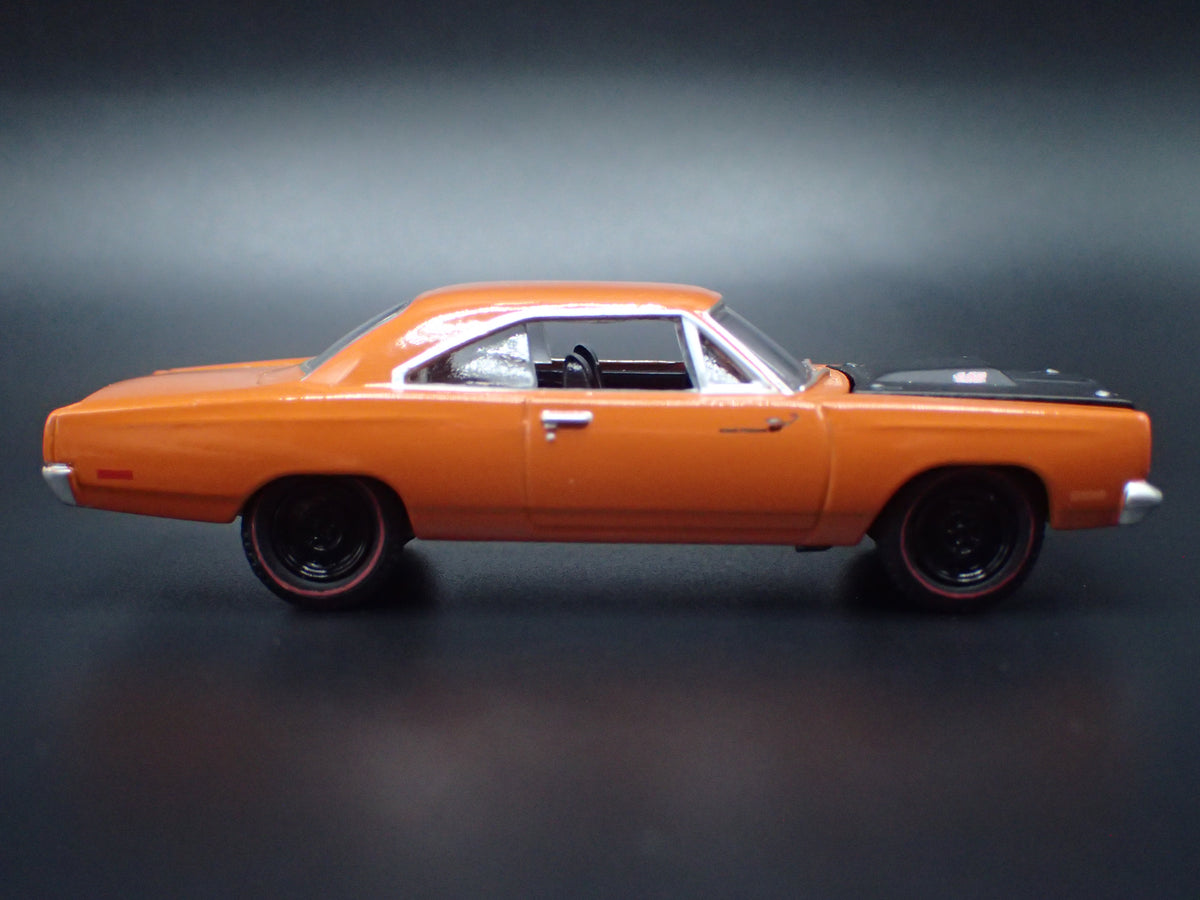 1969.5 PLYMOUTH ROAD RUNNER ORANGE 1:64 SCALE DIECAST MODEL CAR