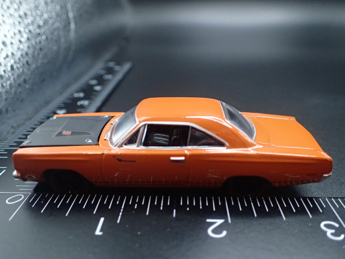 1969.5 PLYMOUTH ROAD RUNNER ORANGE 1:64 SCALE DIECAST MODEL CAR
