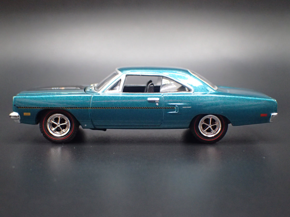 1970 70 PLYMOUTH ROAD RUNNER 1:64 SCALE COLLECTIBLE DIORAMA DIECAST MODEL CAR
