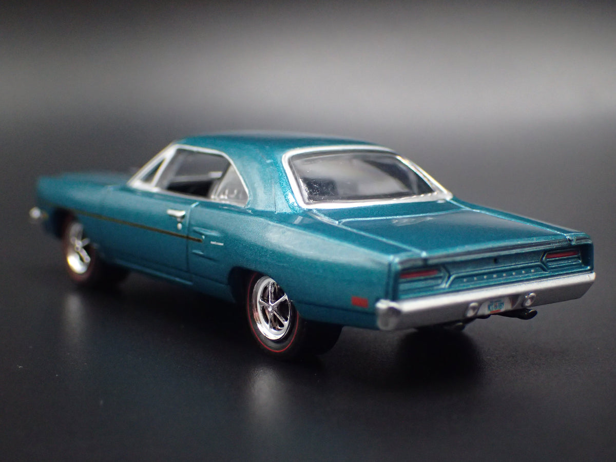 1970 70 PLYMOUTH ROAD RUNNER 1:64 SCALE COLLECTIBLE DIORAMA DIECAST MODEL CAR