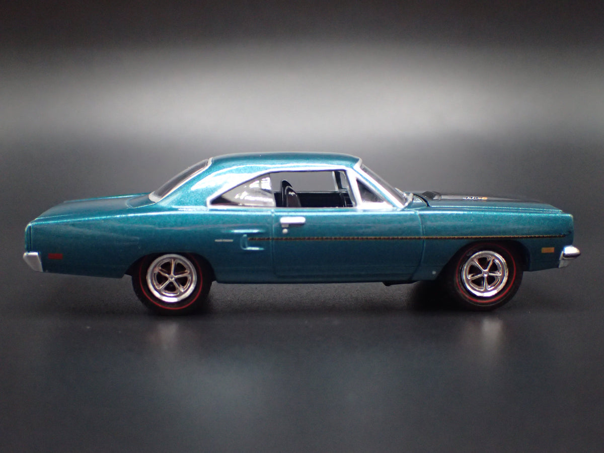 1970 70 PLYMOUTH ROAD RUNNER 1:64 SCALE COLLECTIBLE DIORAMA DIECAST MODEL CAR