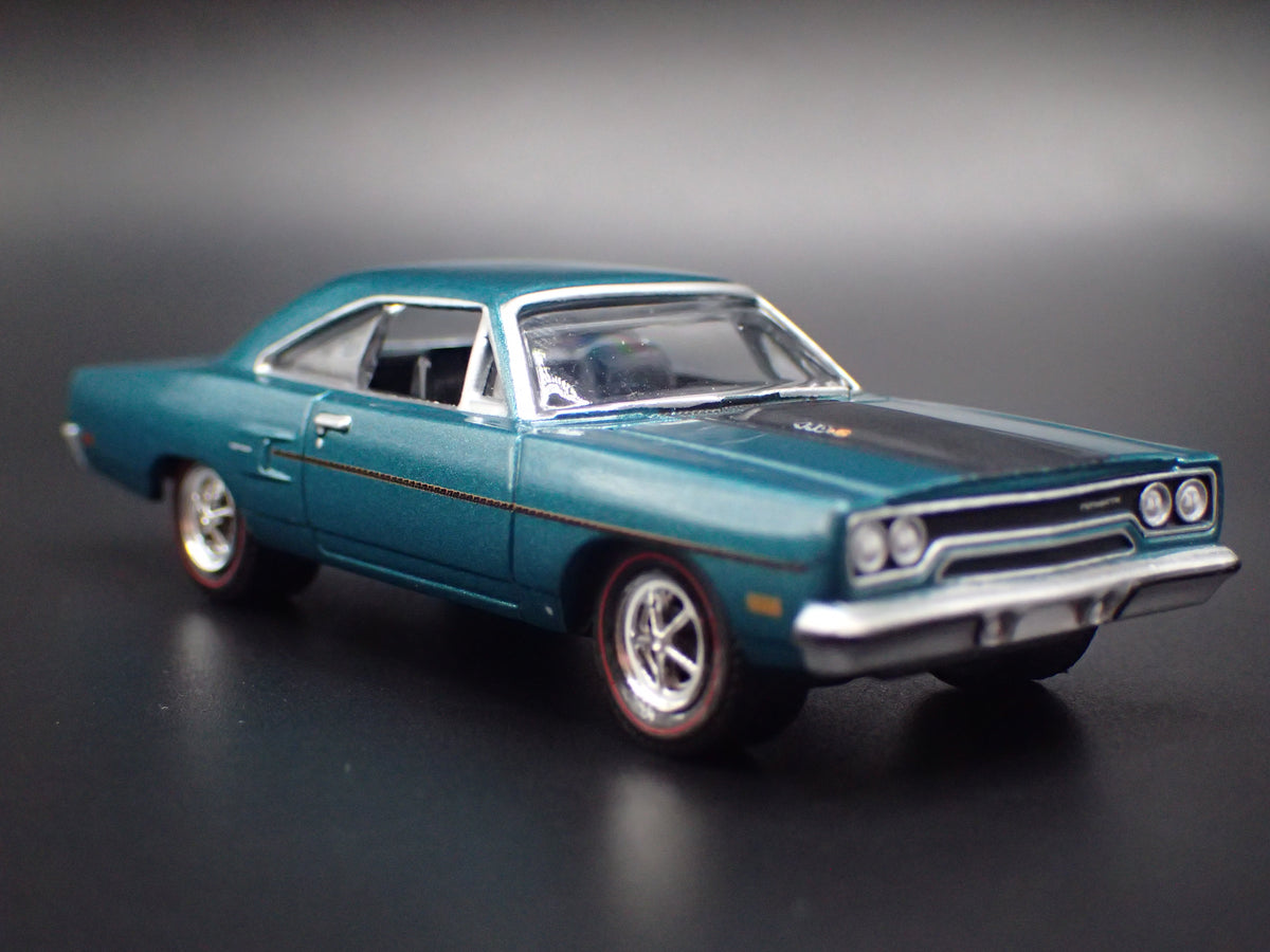 1970 70 PLYMOUTH ROAD RUNNER 1:64 SCALE COLLECTIBLE DIORAMA DIECAST MODEL CAR