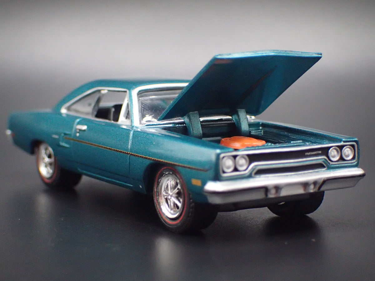 1970 70 PLYMOUTH ROAD RUNNER 1:64 SCALE COLLECTIBLE DIORAMA DIECAST MODEL CAR