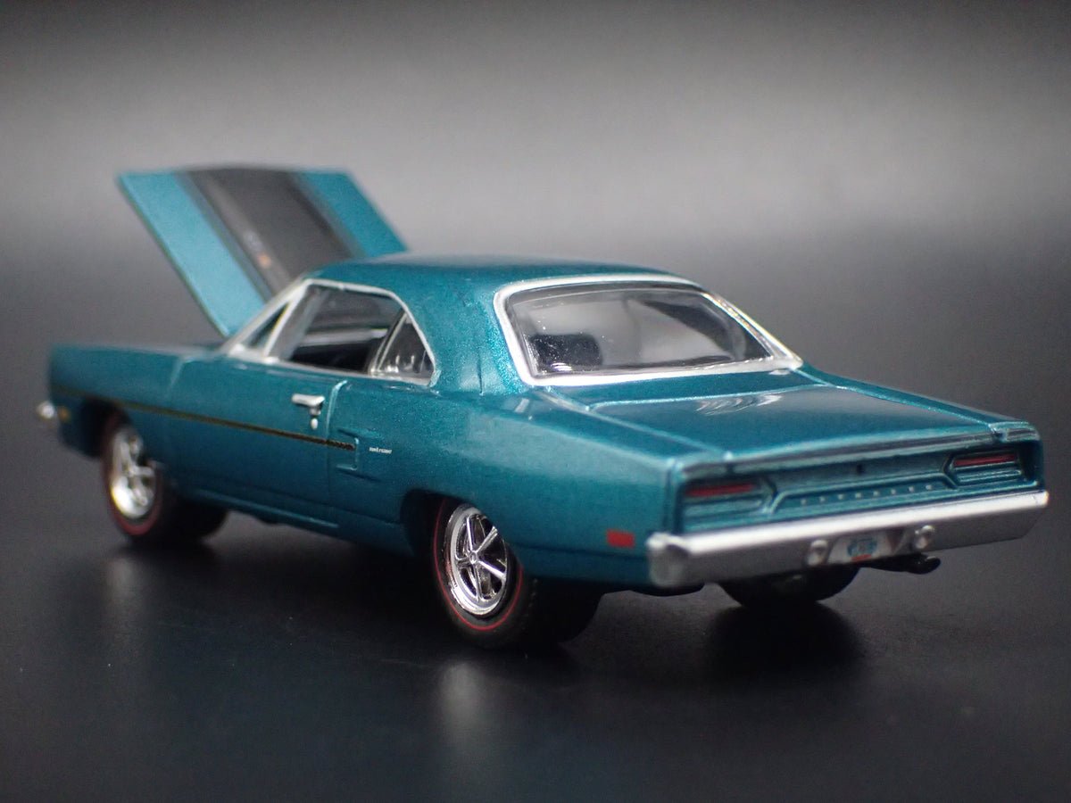 1970 70 PLYMOUTH ROAD RUNNER 1:64 SCALE COLLECTIBLE DIORAMA DIECAST MODEL CAR