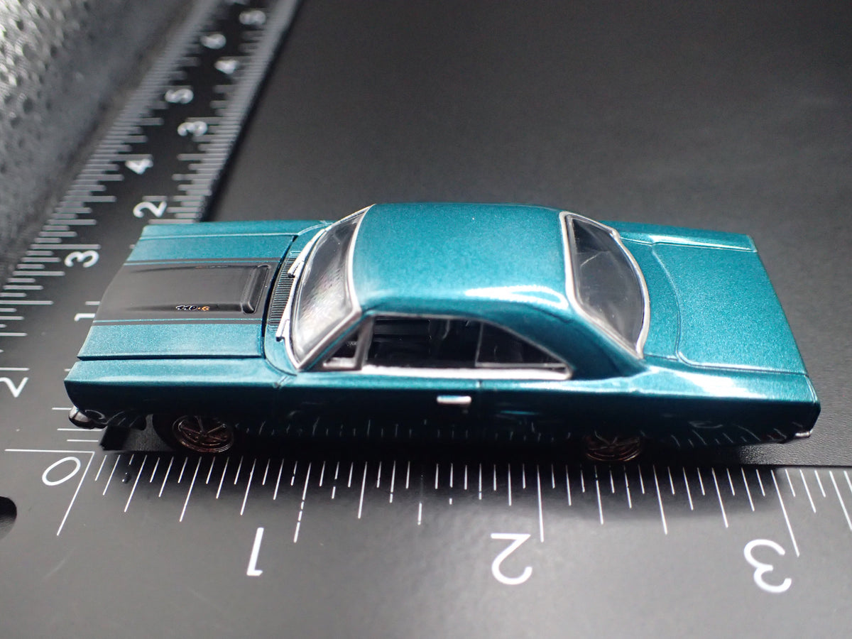 1970 70 PLYMOUTH ROAD RUNNER 1:64 SCALE COLLECTIBLE DIORAMA DIECAST MODEL CAR