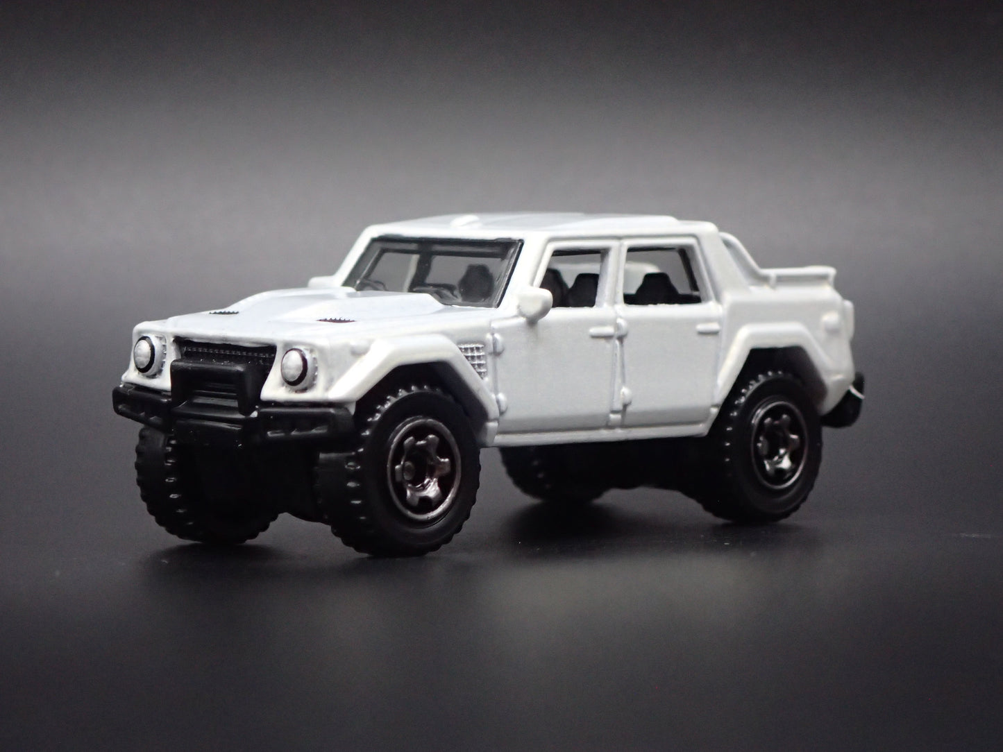 1986-1993 LAMBORGHINI LM002 SUV 1:64 SCALE COLLECTIBLE DIORAMA DIECAST MODEL CAR