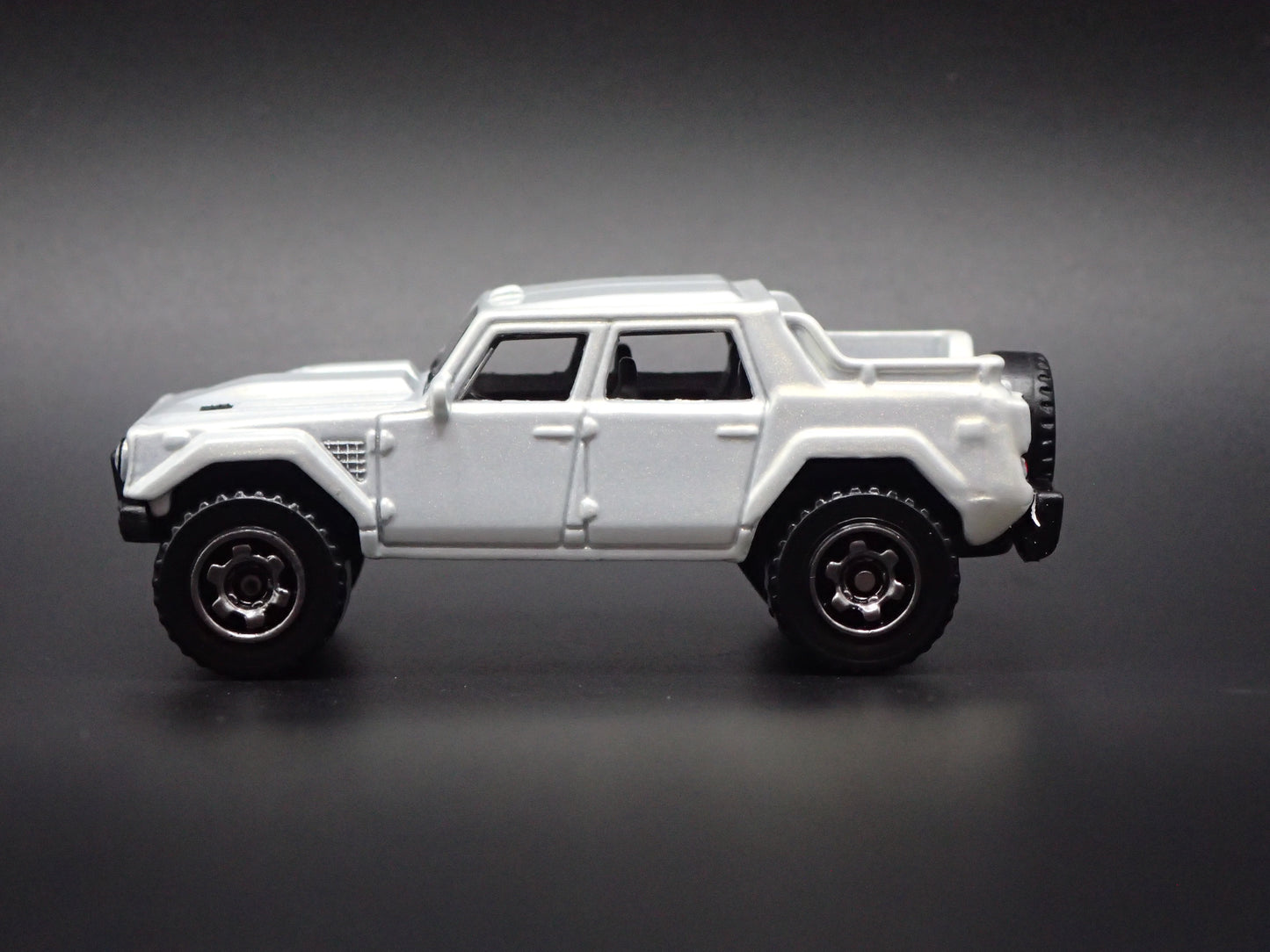1986-1993 LAMBORGHINI LM002 SUV 1:64 SCALE COLLECTIBLE DIORAMA DIECAST MODEL CAR