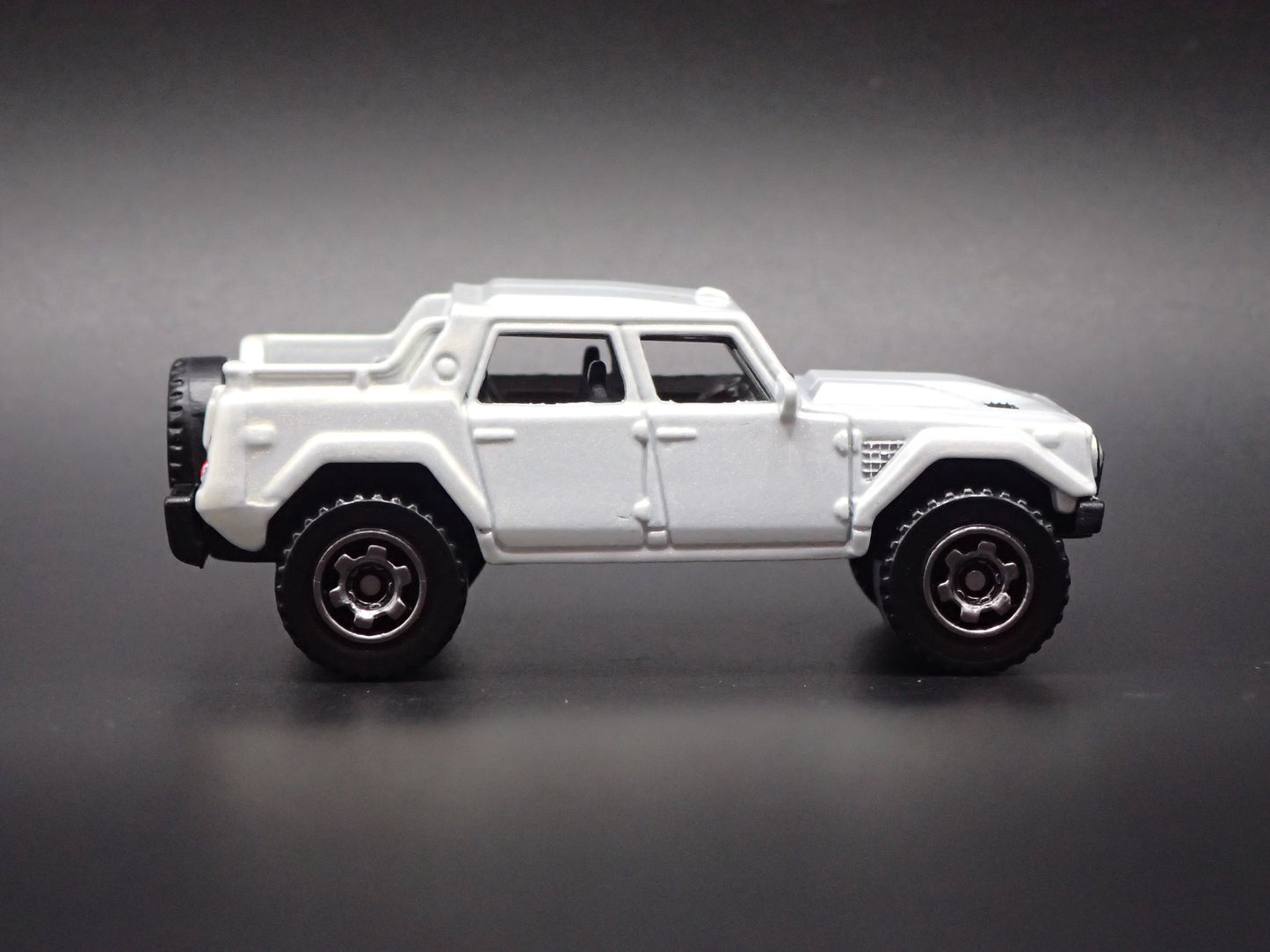 1986-1993 LAMBORGHINI LM002 SUV 1:64 SCALE COLLECTIBLE DIORAMA DIECAST MODEL CAR
