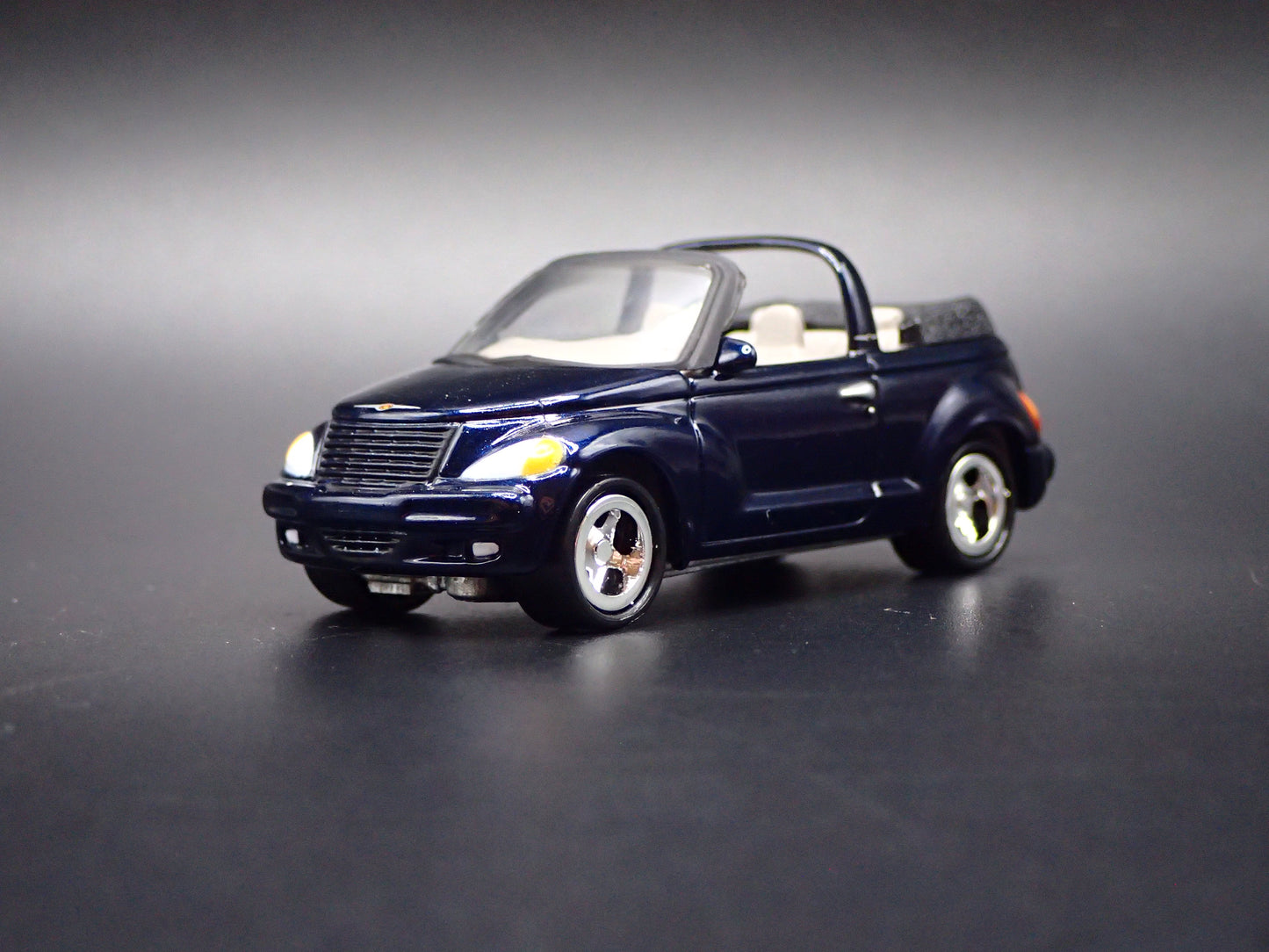 2005-2007 CHRYSLER PT CRUISER CONVERTIBLE 1/64 SCALE DIORAMA DIECAST MODEL CAR
