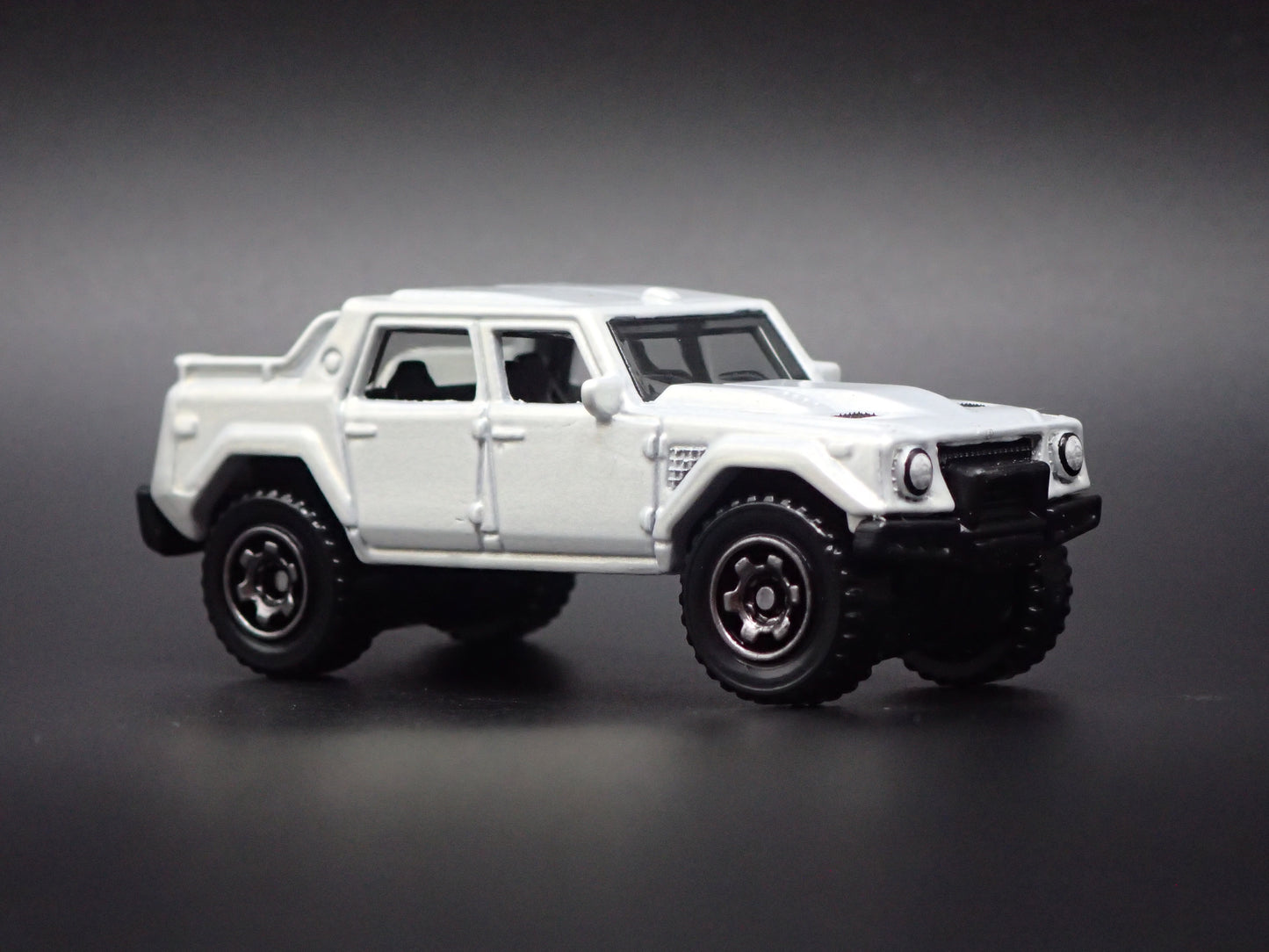 1986-1993 LAMBORGHINI LM002 SUV 1:64 SCALE COLLECTIBLE DIORAMA DIECAST MODEL CAR