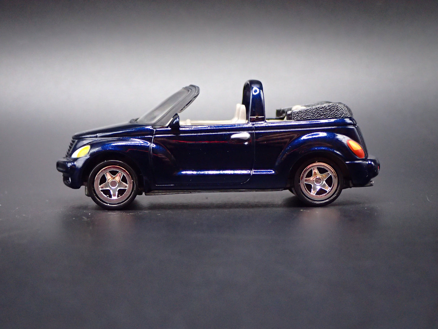 2005-2007 CHRYSLER PT CRUISER CONVERTIBLE 1/64 SCALE DIORAMA DIECAST MODEL CAR