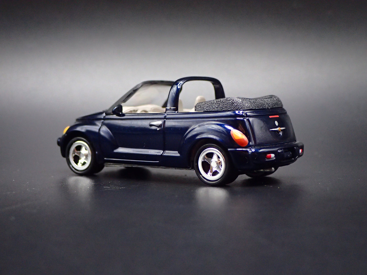 2005-2007 CHRYSLER PT CRUISER CONVERTIBLE 1/64 SCALE DIORAMA DIECAST MODEL CAR