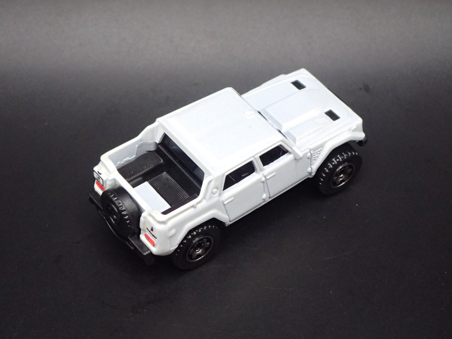 1986-1993 LAMBORGHINI LM002 SUV 1:64 SCALE COLLECTIBLE DIORAMA DIECAST MODEL CAR