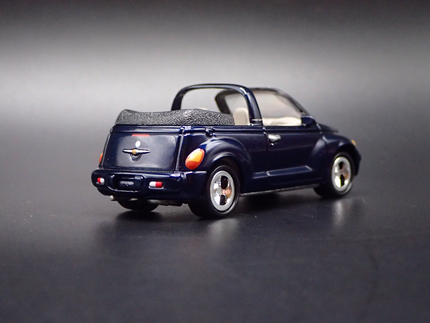 2005-2007 CHRYSLER PT CRUISER CONVERTIBLE 1/64 SCALE DIORAMA DIECAST MODEL CAR