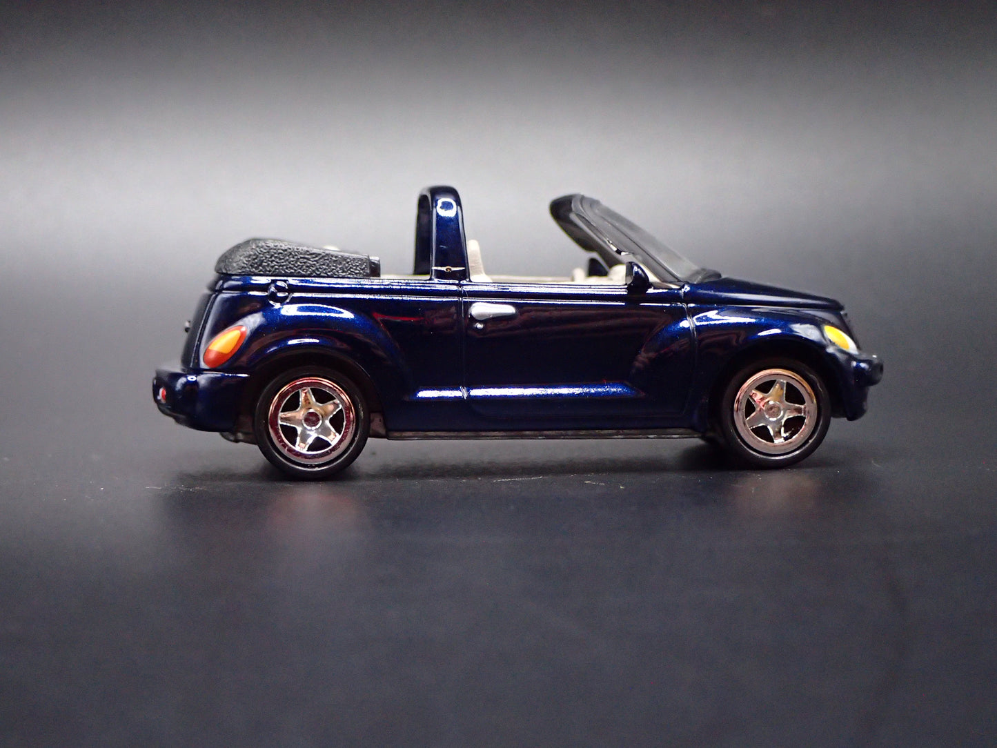 2005-2007 CHRYSLER PT CRUISER CONVERTIBLE 1/64 SCALE DIORAMA DIECAST MODEL CAR