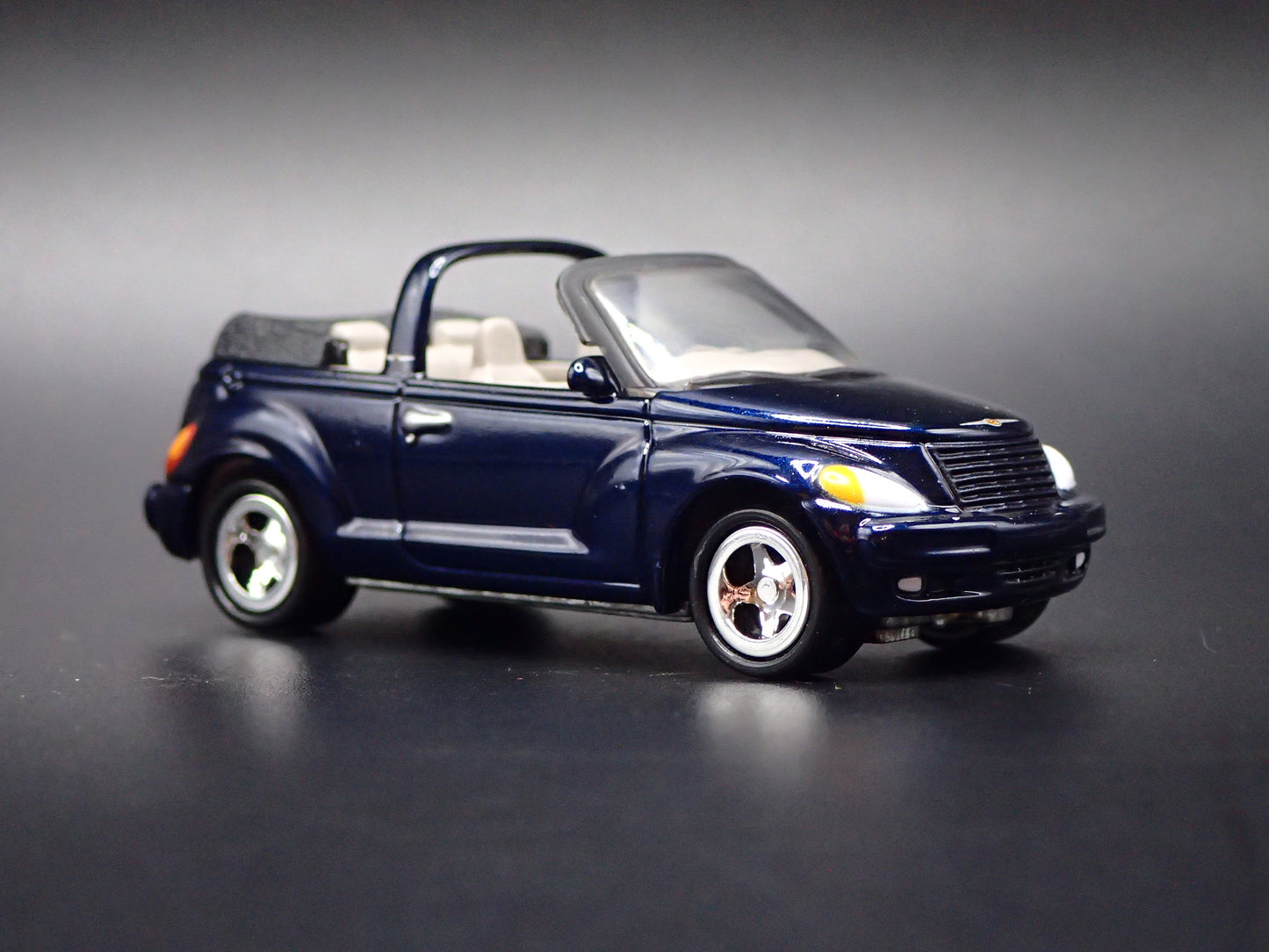 2005-2007 CHRYSLER PT CRUISER CONVERTIBLE 1/64 SCALE DIORAMA DIECAST MODEL CAR