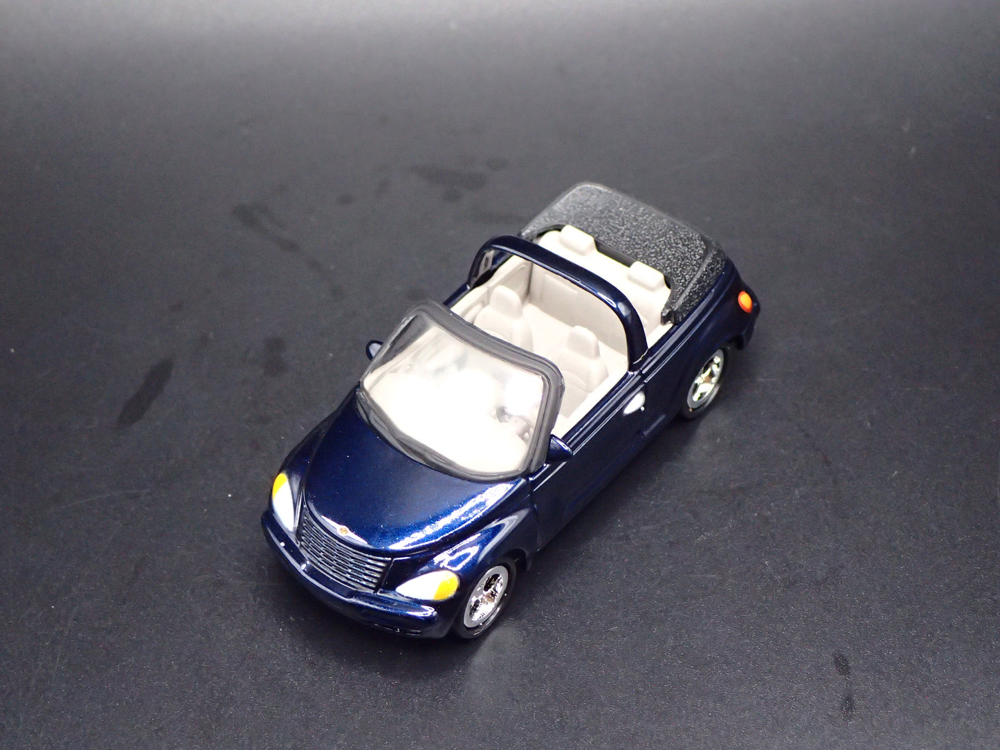 2005-2007 CHRYSLER PT CRUISER CONVERTIBLE 1/64 SCALE DIORAMA DIECAST MODEL CAR