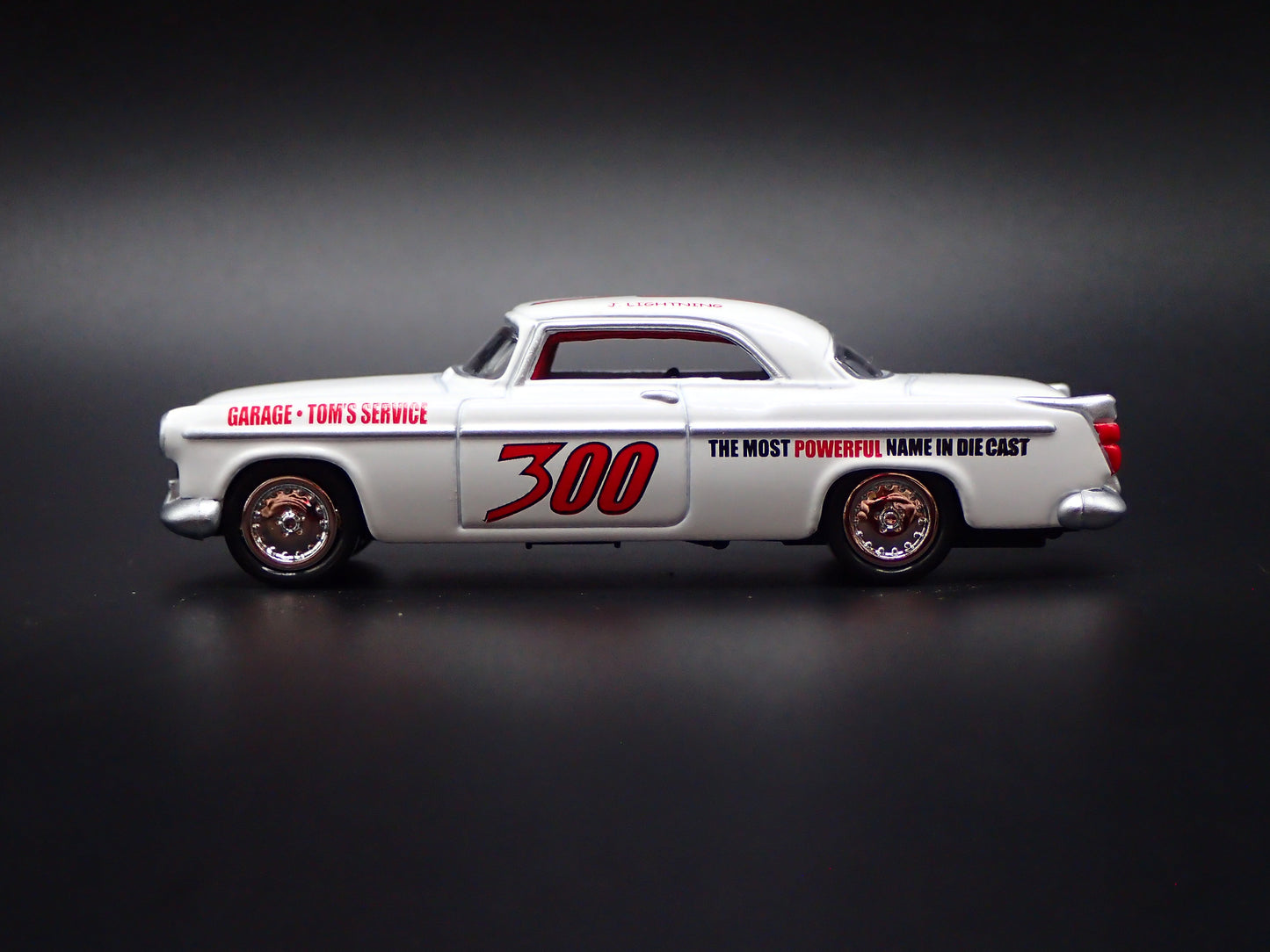 1955 55 CHRYSLER 300C WHITE 1:64 SCALE COLLECTIBLE DIORAMA DIECAST MODEL CAR