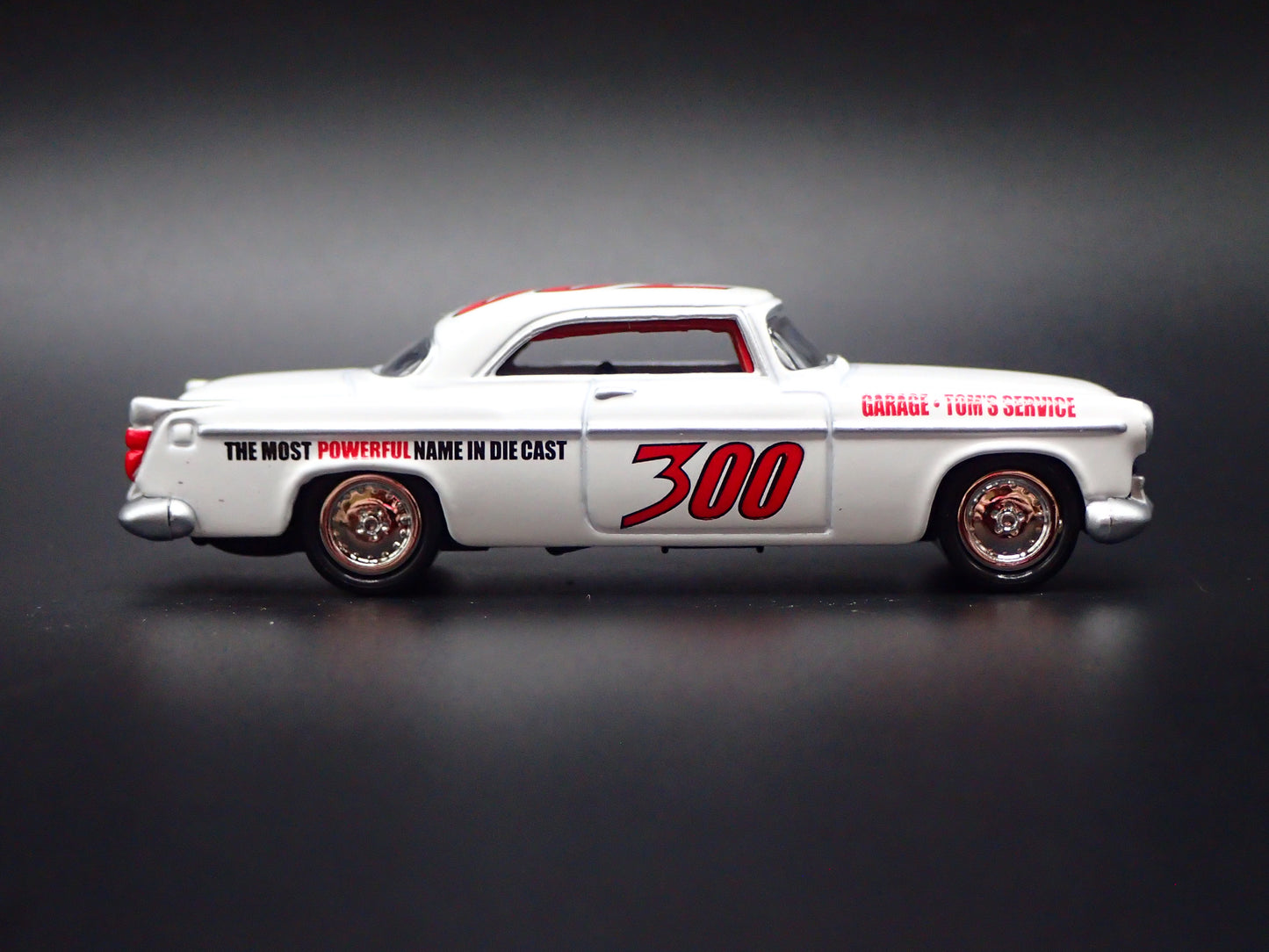 1955 55 CHRYSLER 300C WHITE 1:64 SCALE COLLECTIBLE DIORAMA DIECAST MODEL CAR