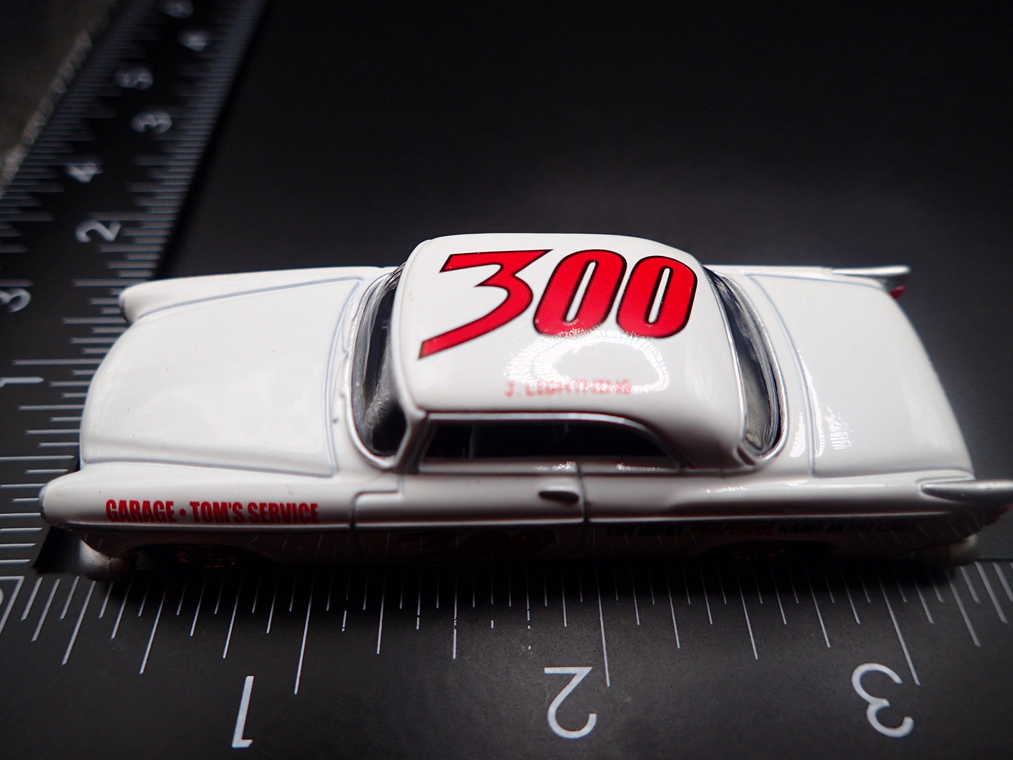 1955 55 CHRYSLER 300C WHITE 1:64 SCALE COLLECTIBLE DIORAMA DIECAST MODEL CAR