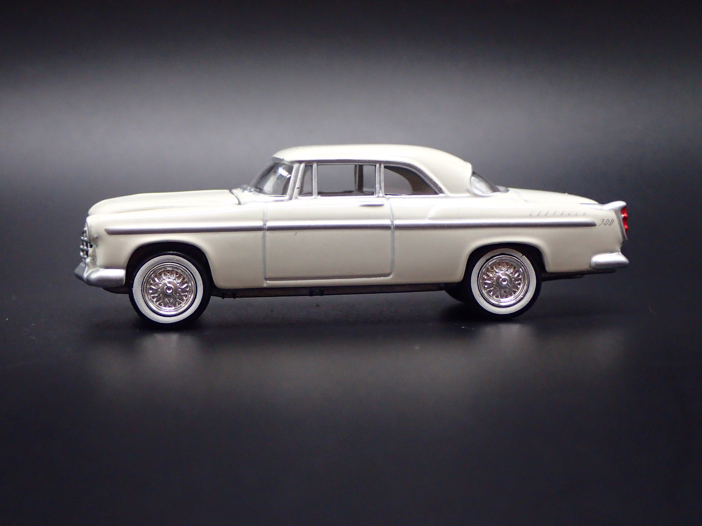 1955 55 CHRYSLER 300C WHITE 1:64 SCALE COLLECTIBLE DIORAMA DIECAST MODEL CAR