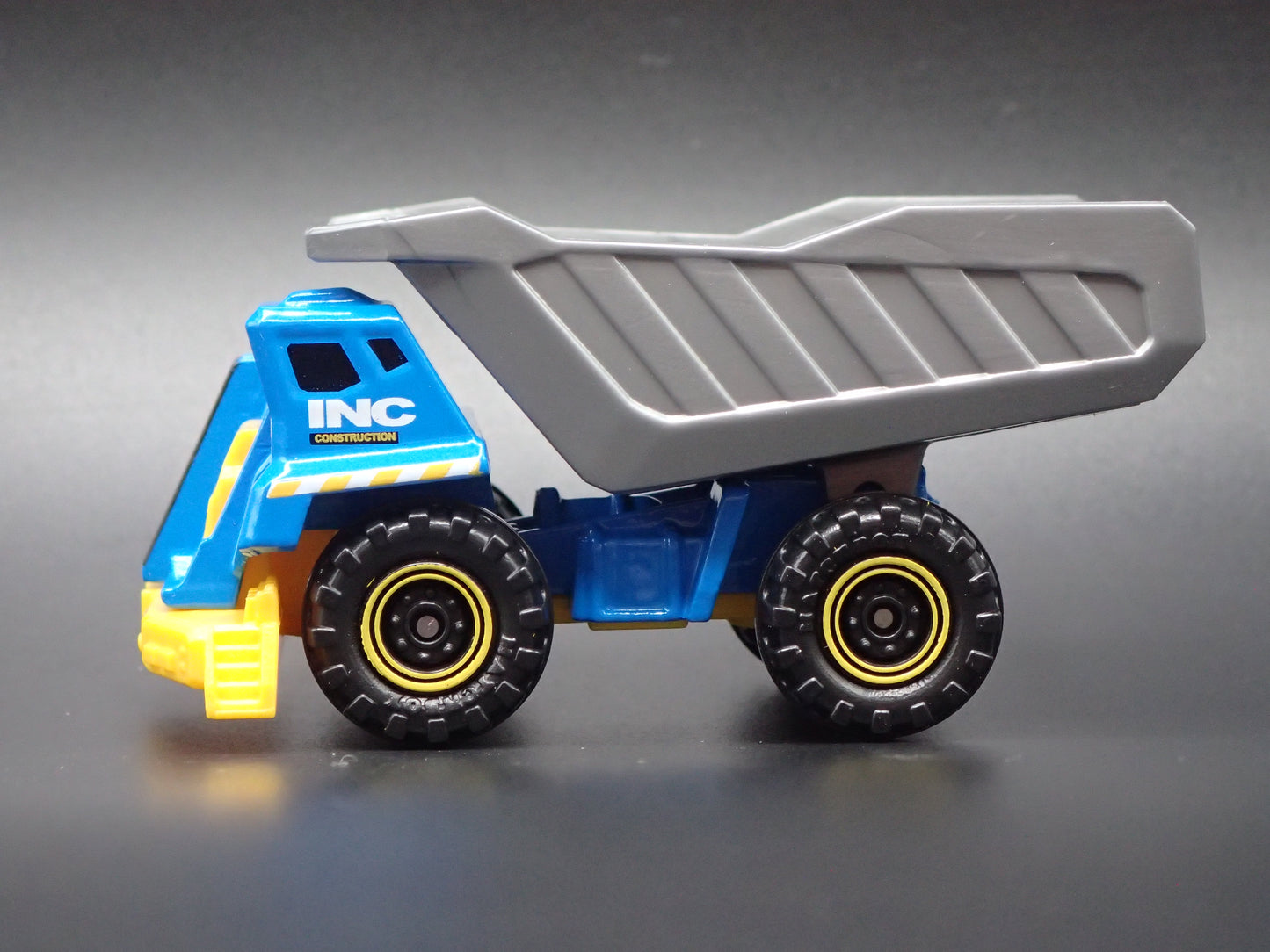 DUMP TRUCK BLUE INC 1:64 MB SCALE COLLECTIBLE DIORAMA DIECAST MODEL CAR