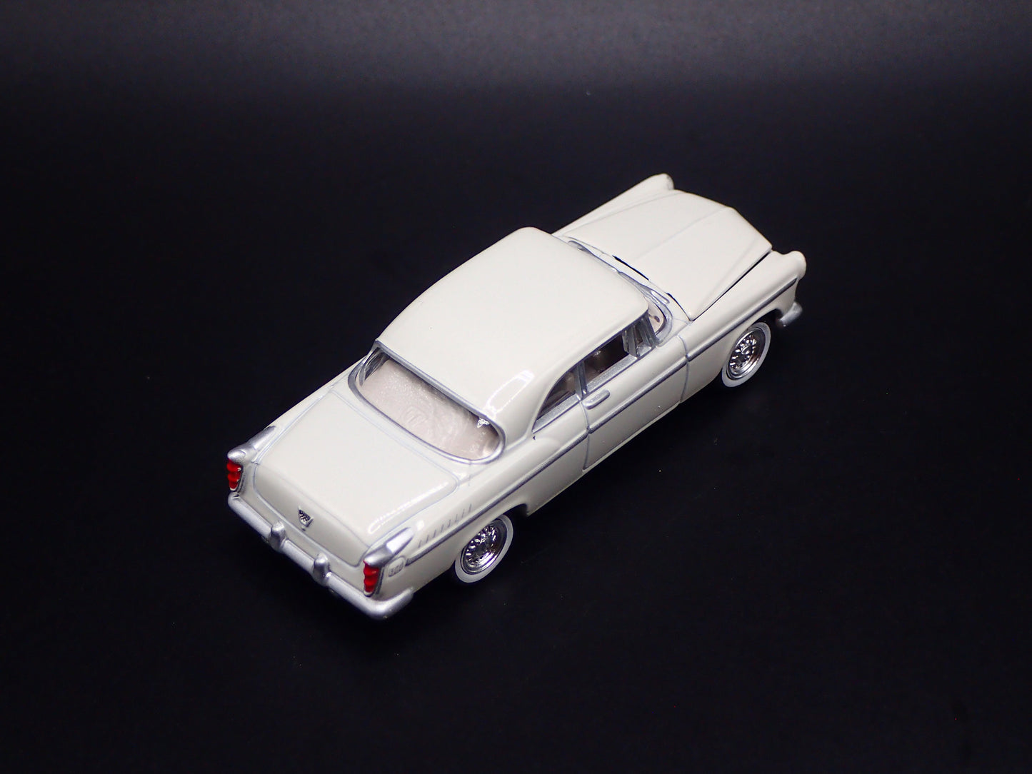 1955 55 CHRYSLER 300C WHITE 1:64 SCALE COLLECTIBLE DIORAMA DIECAST MODEL CAR