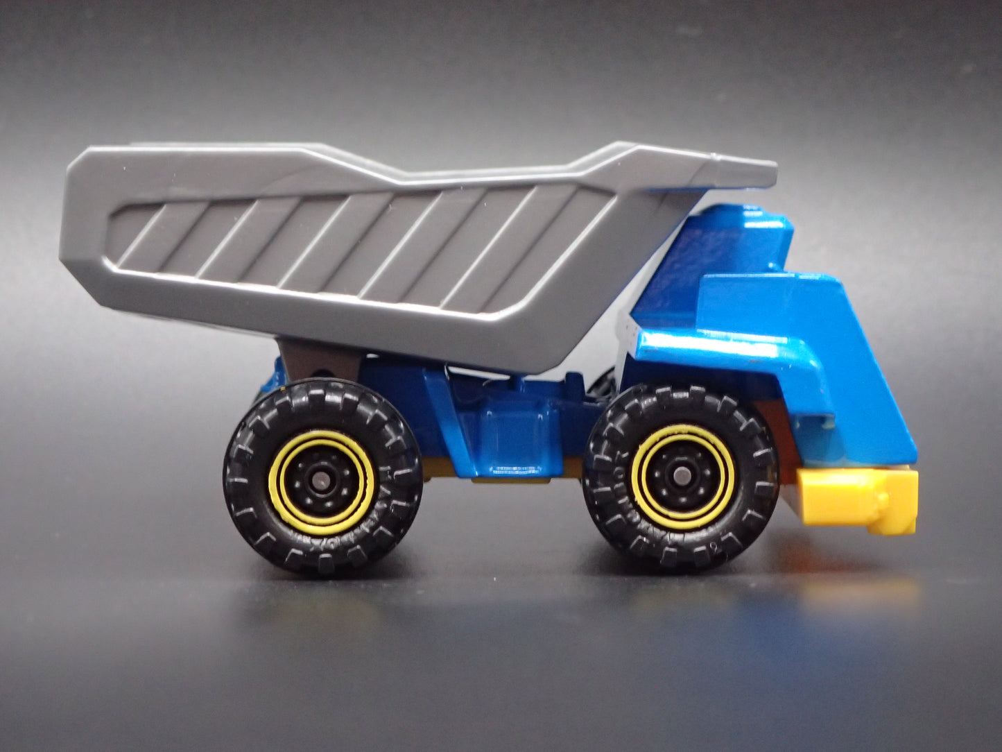 DUMP TRUCK BLUE INC 1:64 MB SCALE COLLECTIBLE DIORAMA DIECAST MODEL CAR