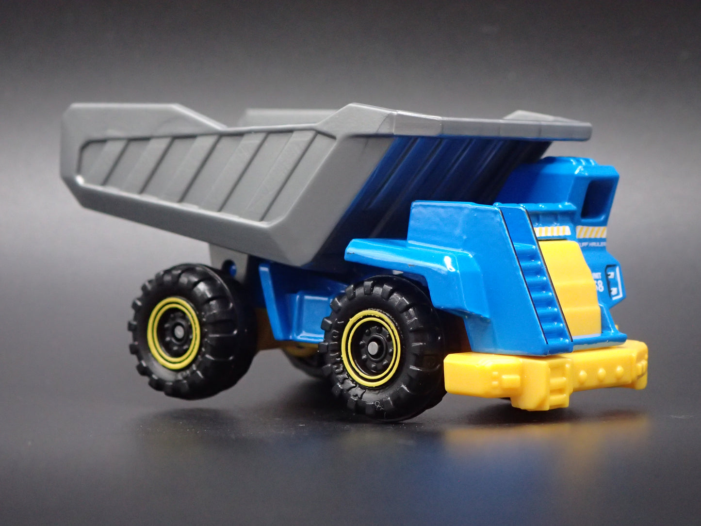DUMP TRUCK BLUE INC 1:64 MB SCALE COLLECTIBLE DIORAMA DIECAST MODEL CAR