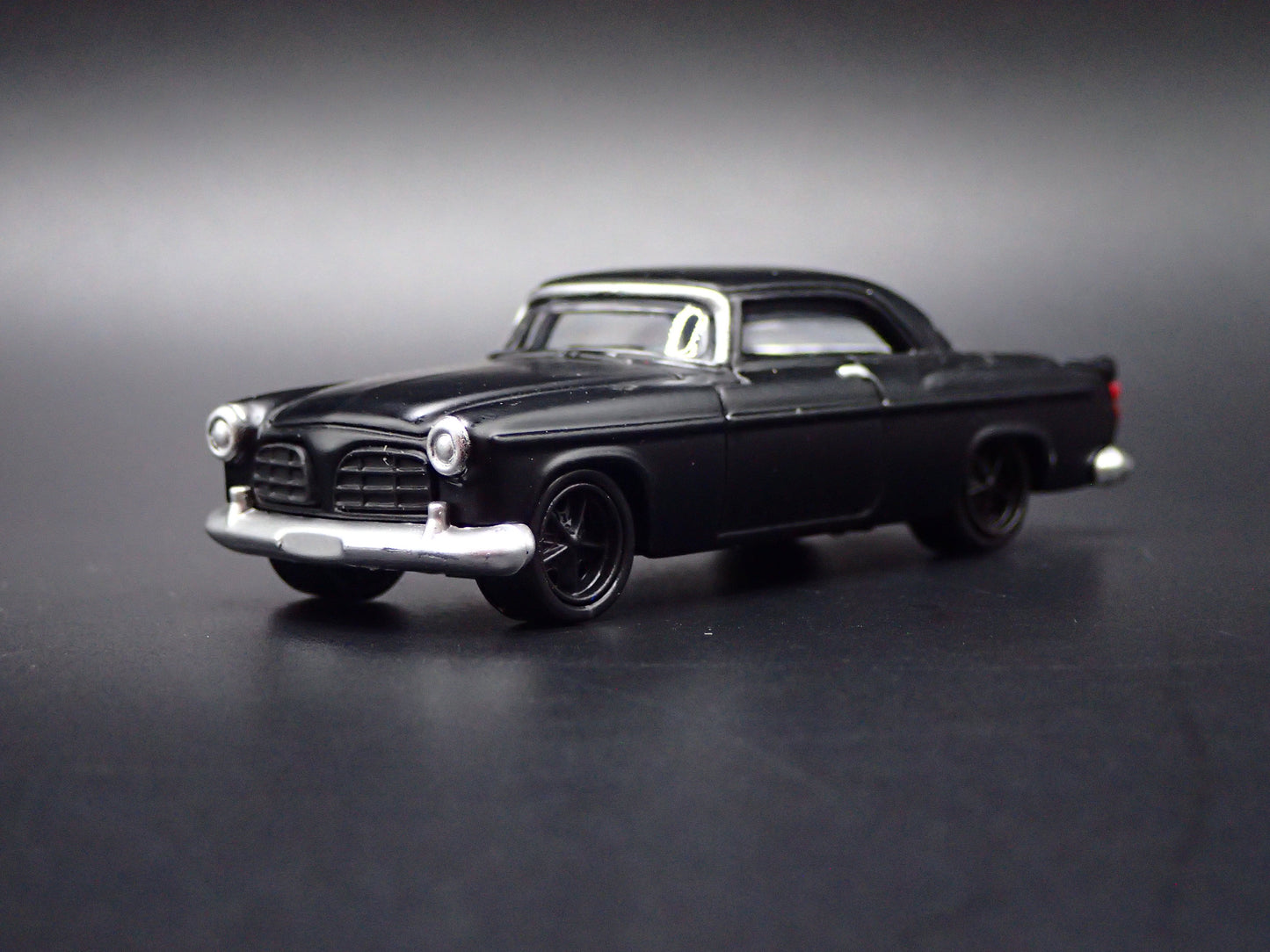 1955 55 CHRYSLER 300C BLACK 1:64 SCALE COLLECTIBLE DIORAMA DIECAST MODEL CAR
