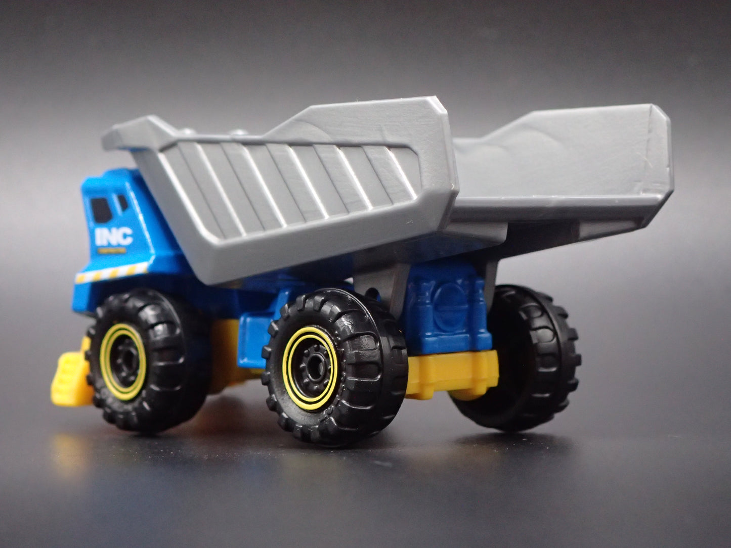 DUMP TRUCK BLUE INC 1:64 MB SCALE COLLECTIBLE DIORAMA DIECAST MODEL CAR