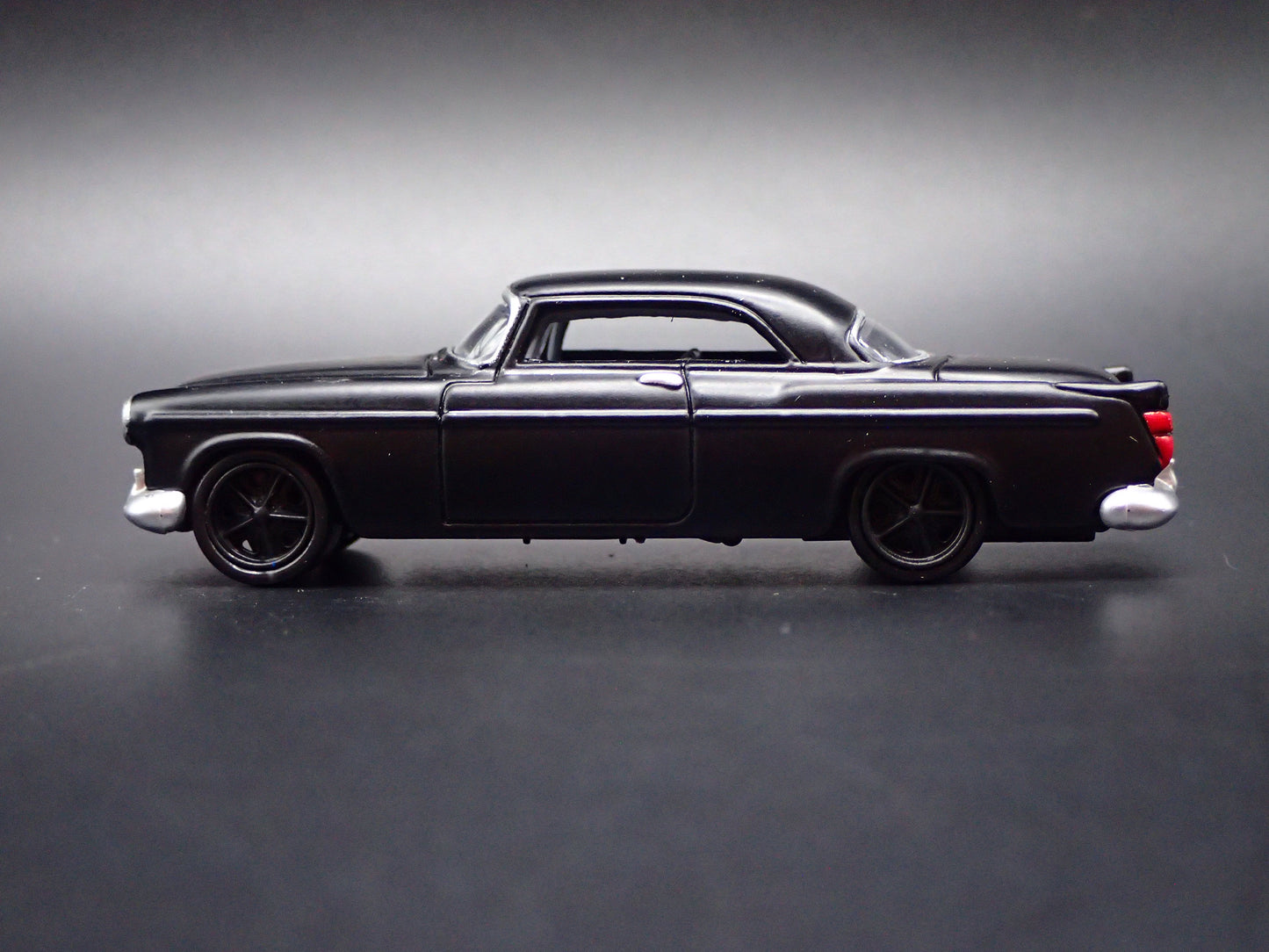 1955 55 CHRYSLER 300C BLACK 1:64 SCALE COLLECTIBLE DIORAMA DIECAST MODEL CAR