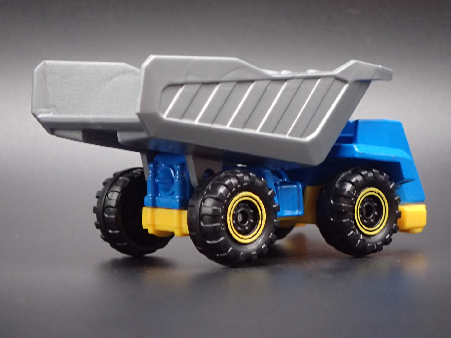 DUMP TRUCK BLUE INC 1:64 MB SCALE COLLECTIBLE DIORAMA DIECAST MODEL CAR
