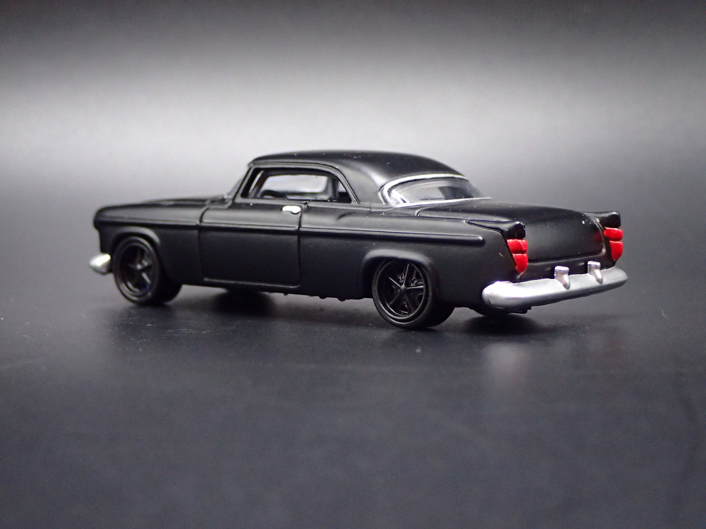 1955 55 CHRYSLER 300C BLACK 1:64 SCALE COLLECTIBLE DIORAMA DIECAST MODEL CAR