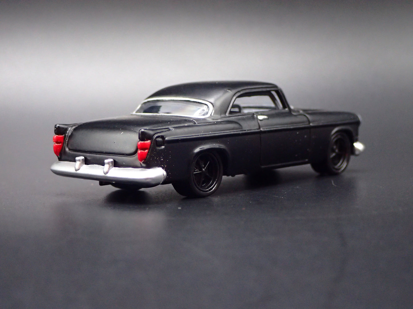 1955 55 CHRYSLER 300C BLACK 1:64 SCALE COLLECTIBLE DIORAMA DIECAST MODEL CAR