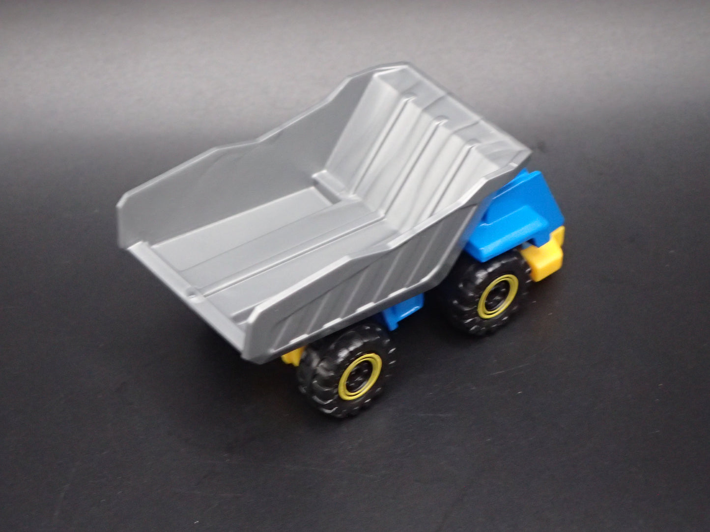 DUMP TRUCK BLUE INC 1:64 MB SCALE COLLECTIBLE DIORAMA DIECAST MODEL CAR