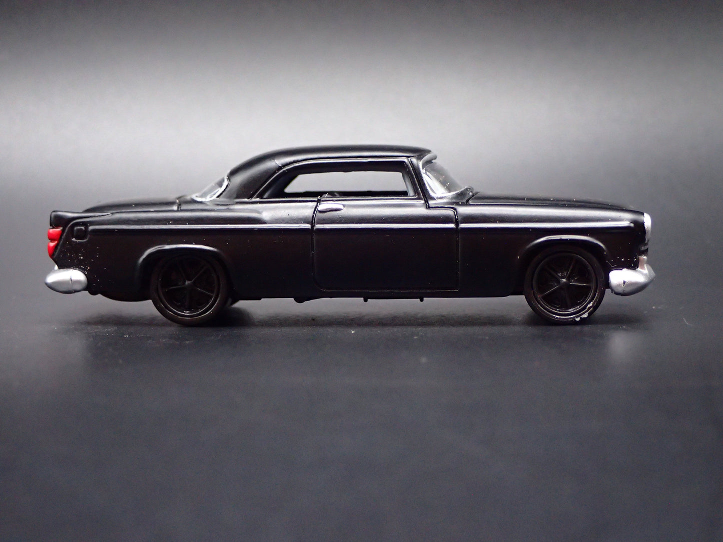 1955 55 CHRYSLER 300C BLACK 1:64 SCALE COLLECTIBLE DIORAMA DIECAST MODEL CAR