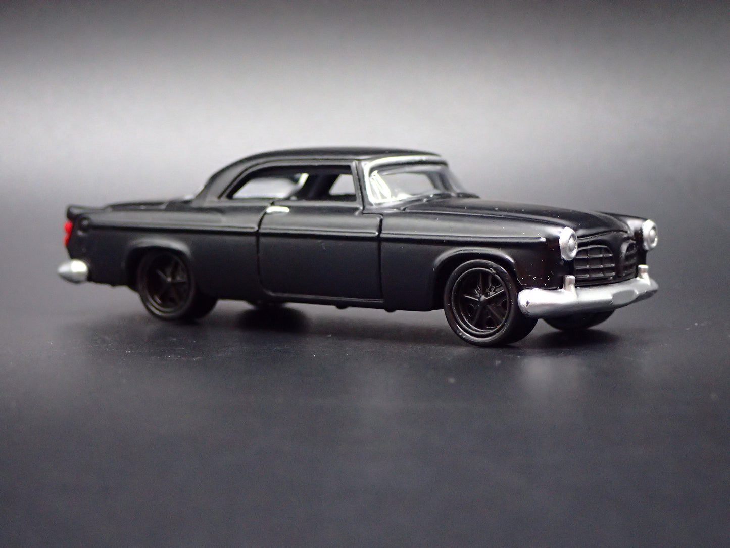1955 55 CHRYSLER 300C BLACK 1:64 SCALE COLLECTIBLE DIORAMA DIECAST MODEL CAR