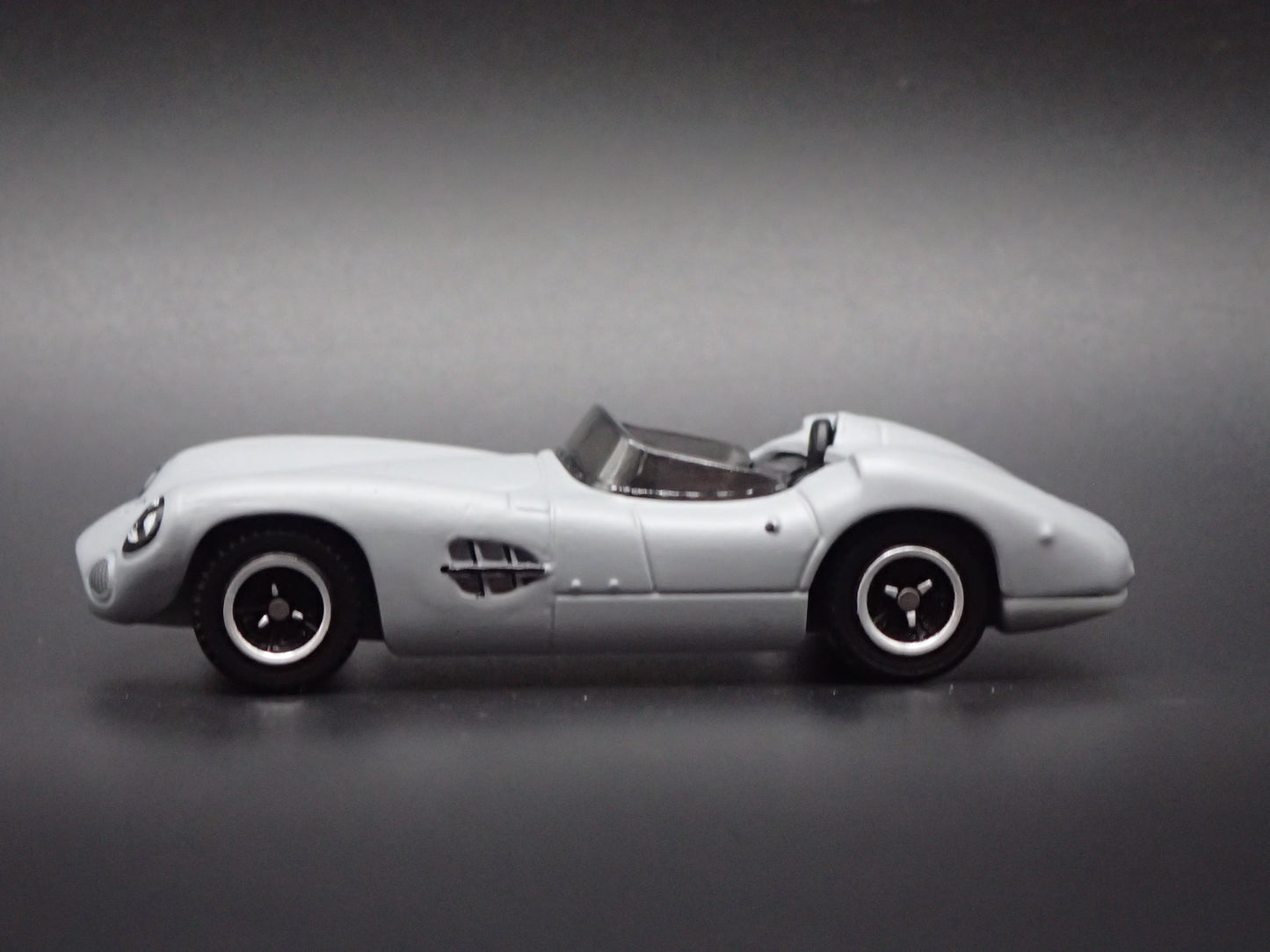 1956 56 ASTON MARTIN DBR1 CONVERTIBLE GRAY 1/64 SCALE DIORAMA DIECAST MODEL CAR