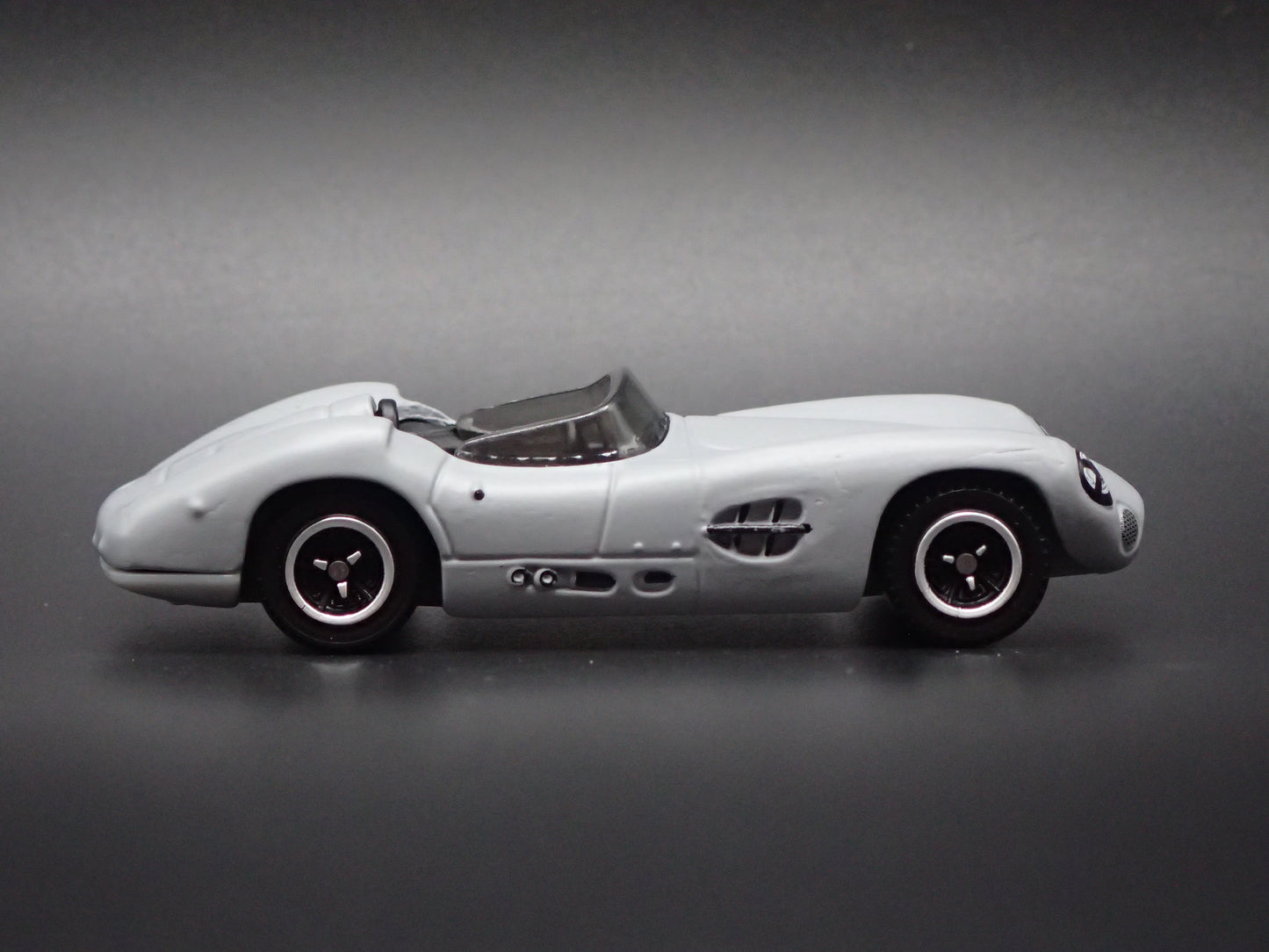 1956 56 ASTON MARTIN DBR1 CONVERTIBLE GRAY 1/64 SCALE DIORAMA DIECAST MODEL CAR