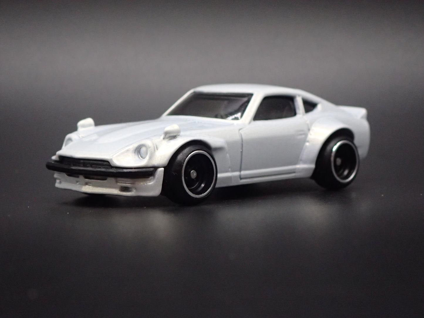 1970-1973 DATSUN 240Z JDM WHITE 1:64 SCALE COLLECTIBLE DIORAMA DIECAST MODEL CAR