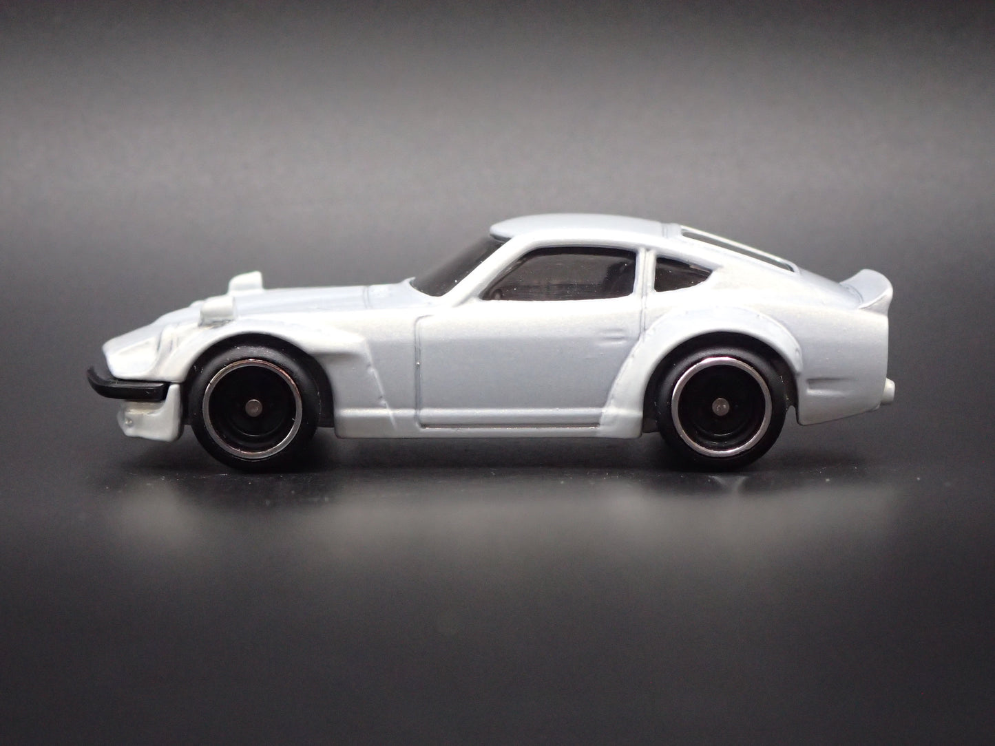 1970-1973 DATSUN 240Z JDM WHITE 1:64 SCALE COLLECTIBLE DIORAMA DIECAST MODEL CAR