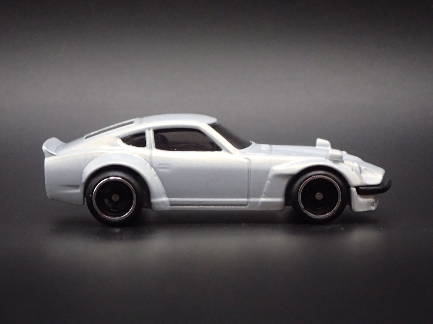 1970-1973 DATSUN 240Z JDM WHITE 1:64 SCALE COLLECTIBLE DIORAMA DIECAST MODEL CAR