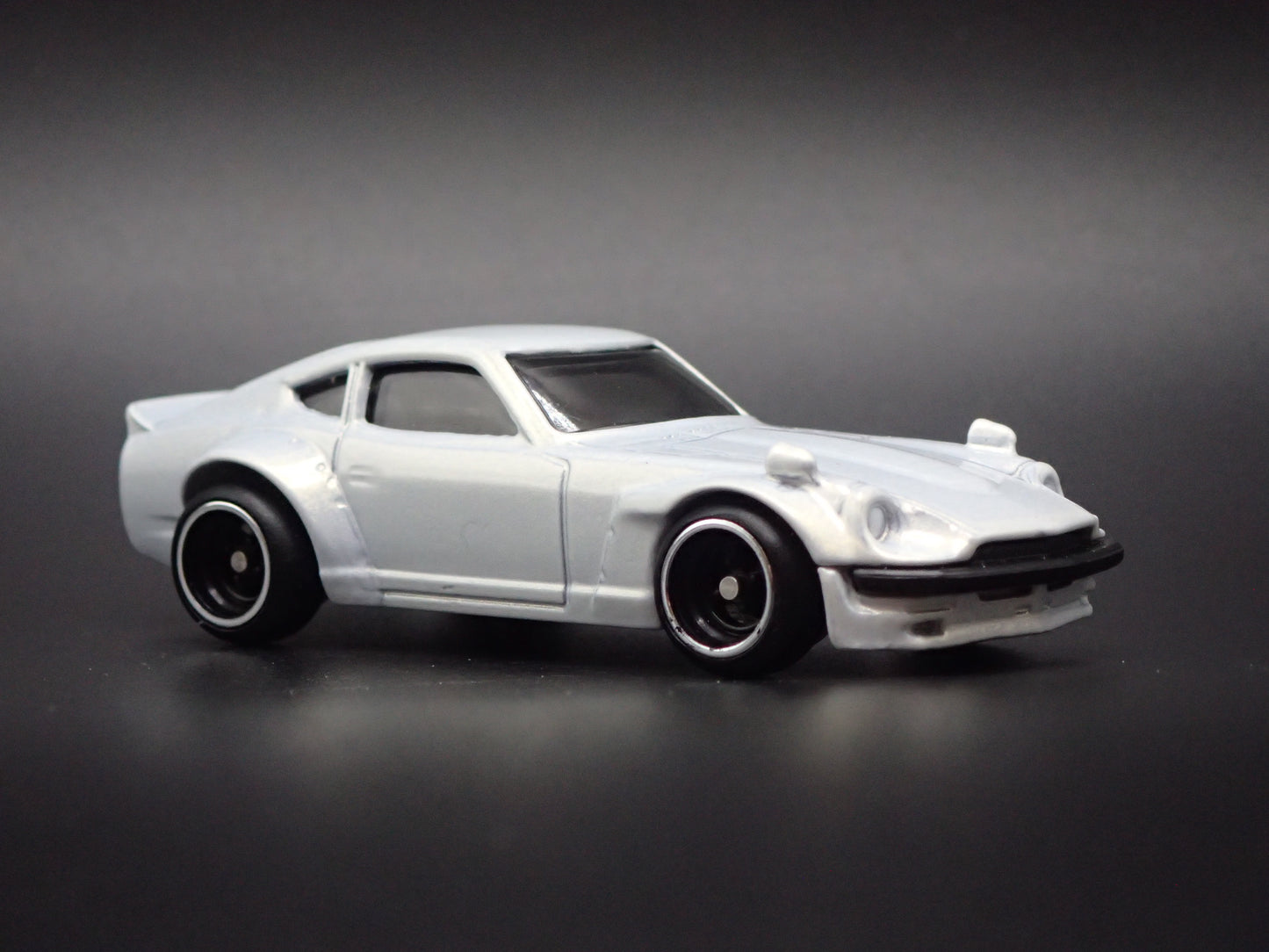 1970-1973 DATSUN 240Z JDM WHITE 1:64 SCALE COLLECTIBLE DIORAMA DIECAST MODEL CAR