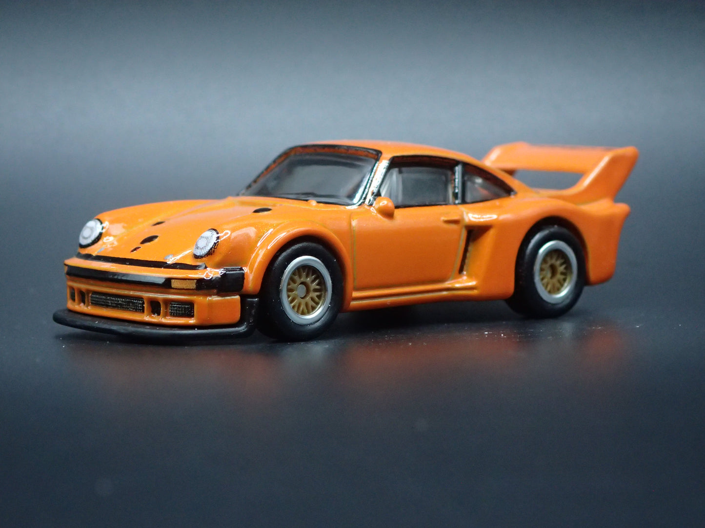 1977 77 PORSCHE 934.5 RACING 1:64 SCALE COLLECTIBLE DIORAMA DIECAST MODEL CAR