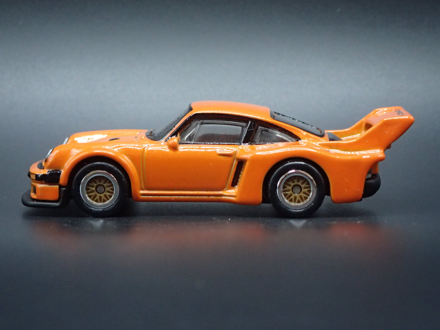 1977 77 PORSCHE 934.5 RACING 1:64 SCALE COLLECTIBLE DIORAMA DIECAST MODEL CAR