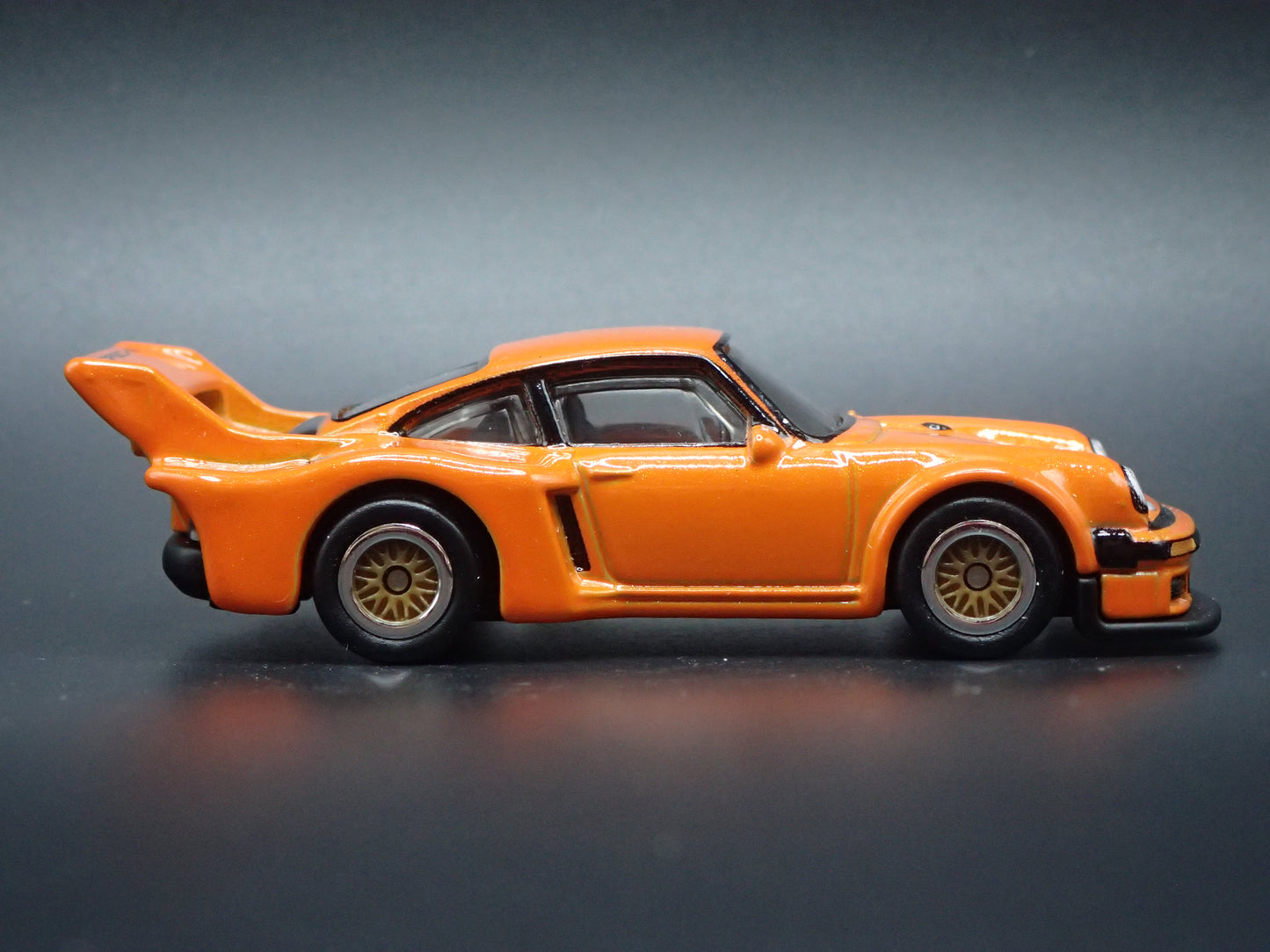 1977 77 PORSCHE 934.5 RACING 1:64 SCALE COLLECTIBLE DIORAMA DIECAST MODEL CAR