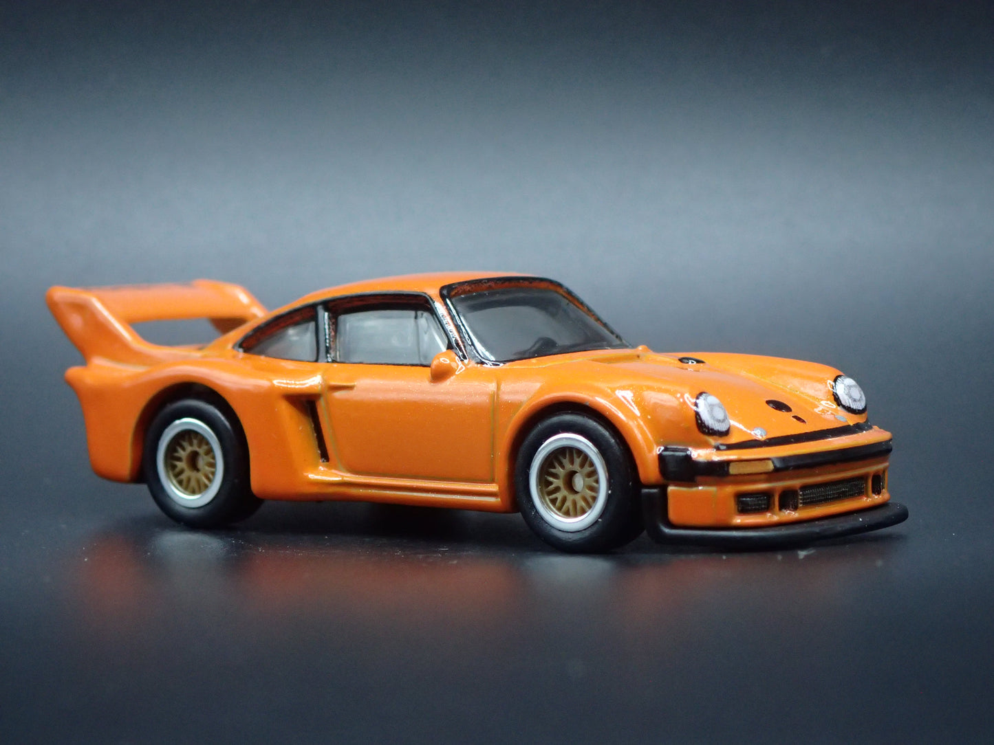 1977 77 PORSCHE 934.5 RACING 1:64 SCALE COLLECTIBLE DIORAMA DIECAST MODEL CAR